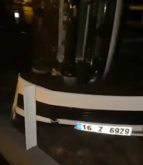 Van’ın Erciş ilçesinde yağış sebebiyle kayganlaşan yolda meydana gelen trafik