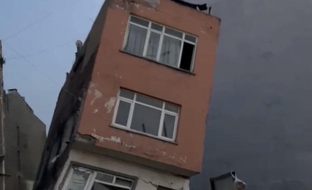 Erdek ilçesindeki bir arsada gerçekleştirilen temel kazısı esnasında yanındaki 2