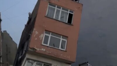 Erdek ilçesindeki bir arsada gerçekleştirilen temel kazısı esnasında yanındaki 2