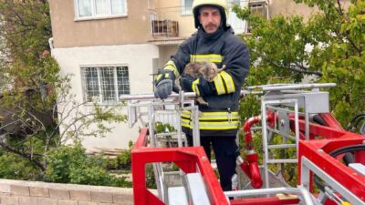 Erzincan’da, Yavuz Selim Mahallesi’nde bulunan bir binanın çatısında mahsur kalan