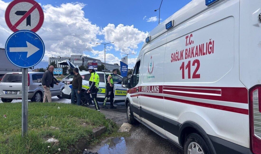 Erzincan’da meydana gelen trafik kazasında bir otomobil ile çekicinin çarpışması