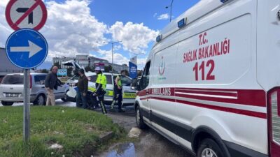 Erzincan’da meydana gelen trafik kazasında bir otomobil ile çekicinin çarpışması