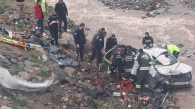 Erzincan’da meydana gelen trafik kazasında, bir otomobilin dereye uçması sonucu