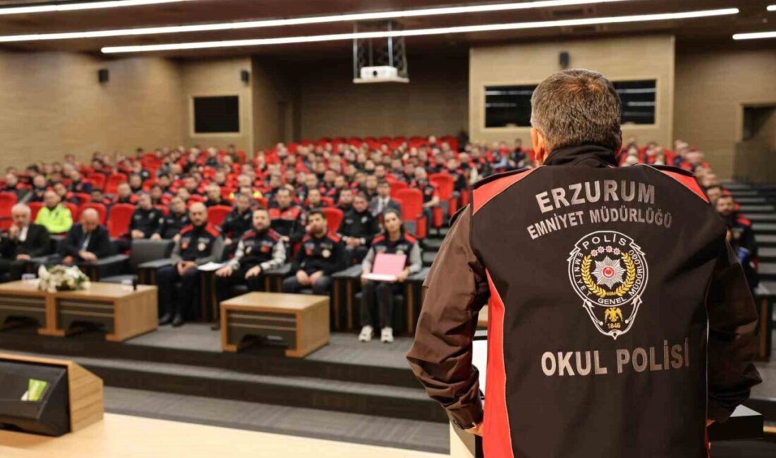 Erzurum İl Emniyet Müdürü Onur Karaburun, okullardaki “Okul Polisi” personeliyle