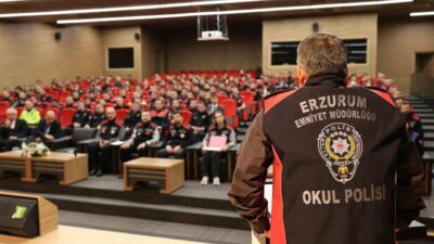 Erzurum İl Emniyet Müdürü Onur Karaburun, okullardaki “Okul Polisi” personeliyle