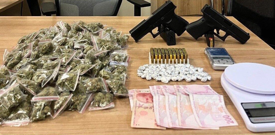Narkotik polisleri, Esenyurt’ta uyuşturucu ticaretinde kullanılan iki eve baskın düzenledi.