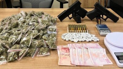 Narkotik polisleri, Esenyurt’ta uyuşturucu ticaretinde kullanılan iki eve baskın düzenledi.