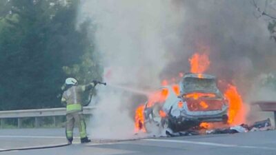 Esenyurt’ta seyir halindeki bir araç alev aldı. Olay, akşam saatlerinde