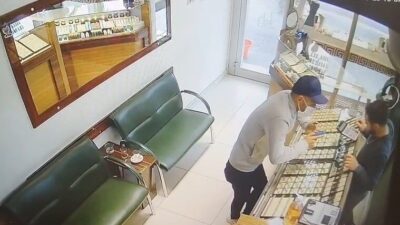Konya’da, “eşime sürpriz yapacağım” bahanesiyle girdiği kuyumcudan pırlanta çalarak kaçan
