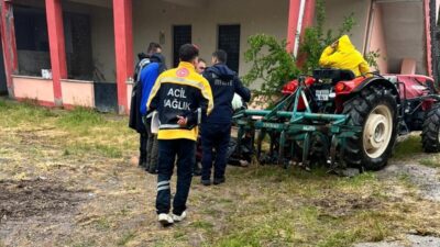 Malatya’nın Kale ilçesinde eski bir mahalle muhtarı, bahçede traktörün altında