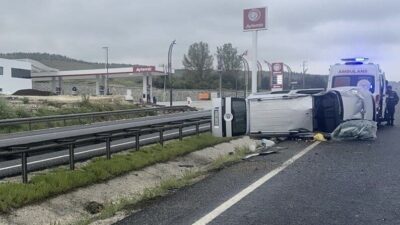 Eskişehir’de meydana gelen bir kazada hafif ticari araç devrildi ve