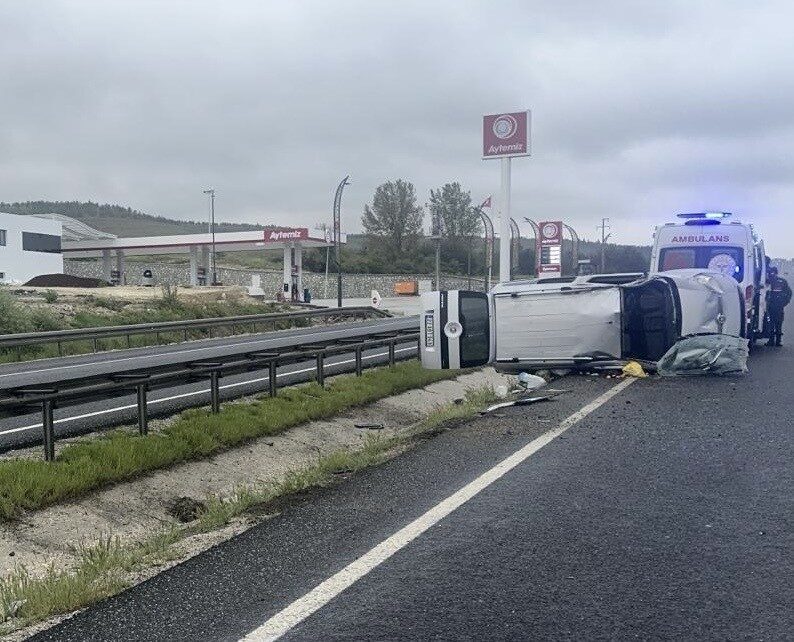 Eskişehir’de meydana gelen bir kazada hafif ticari araç devrildi ve