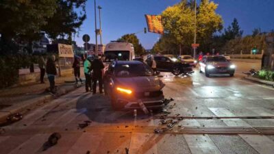 Eskişehir’de gerçekleşen trafik kazasında, iki otomobilin kavşakta çarpışması sonucunda 2