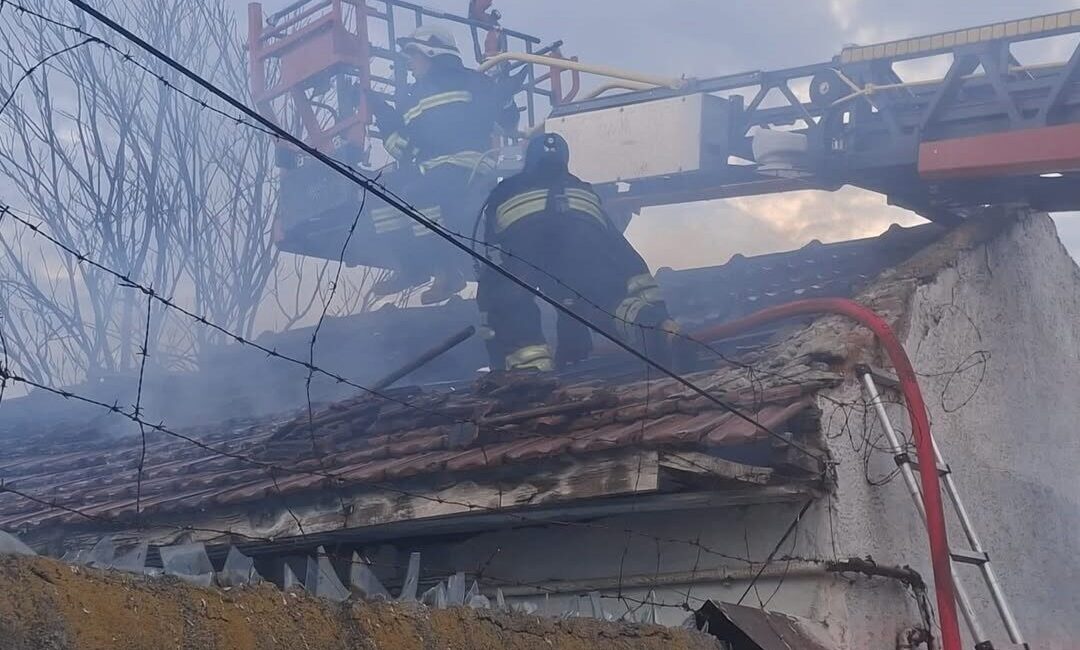 Eskişehir’deki bir müstakil evde çıkan yangın, itfaiye ekipleri tarafından kontrol