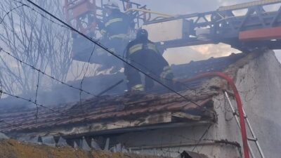 Eskişehir’deki bir müstakil evde çıkan yangın, itfaiye ekipleri tarafından kontrol