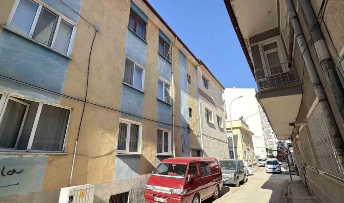 Eskişehir’de, 59 yaşındaki Erol Kaya, evinde eşi tarafından mutfakta hareketsiz