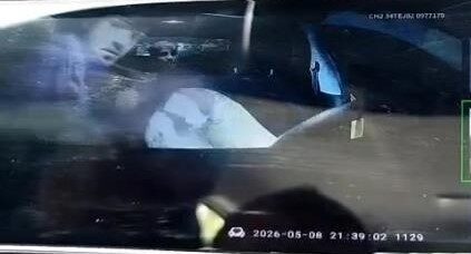 Eyüpsultan ilçesinde bir taksici, aracına aldığı 2 yolcu tarafından saldırıya