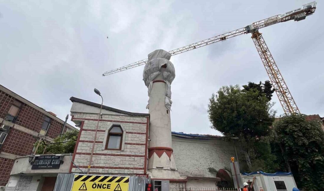 İstanbul Fatih ilçesinde bulunan 400 yıllık bir caminin minaresinin kubbesi,