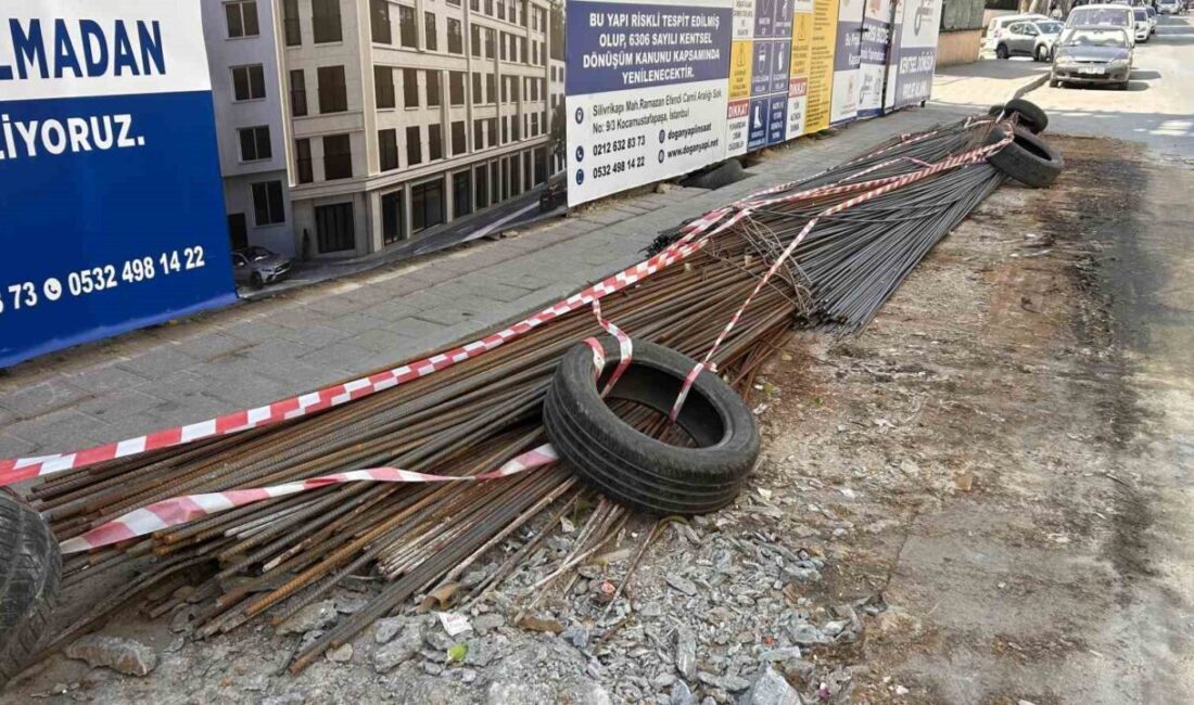 Fatih’te bir inşaat firmasına ait demirler, yol kenarında bulundukları yerden