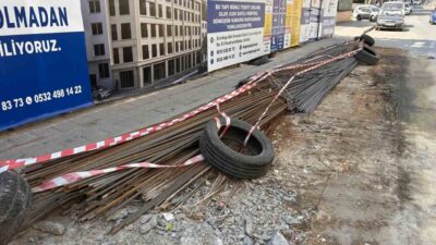 Fatih’te bir inşaat firmasına ait demirler, yol kenarında bulundukları yerden