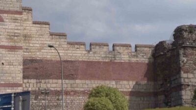 Fatih’in Edirnekapı surlarında, bir kız ve bir erkeğin şüpheli davranışlar