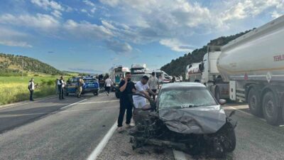 Adıyaman’ın Gölbaşı ilçesinde meydana gelen trafik kazasında, iki otomobilin kafa