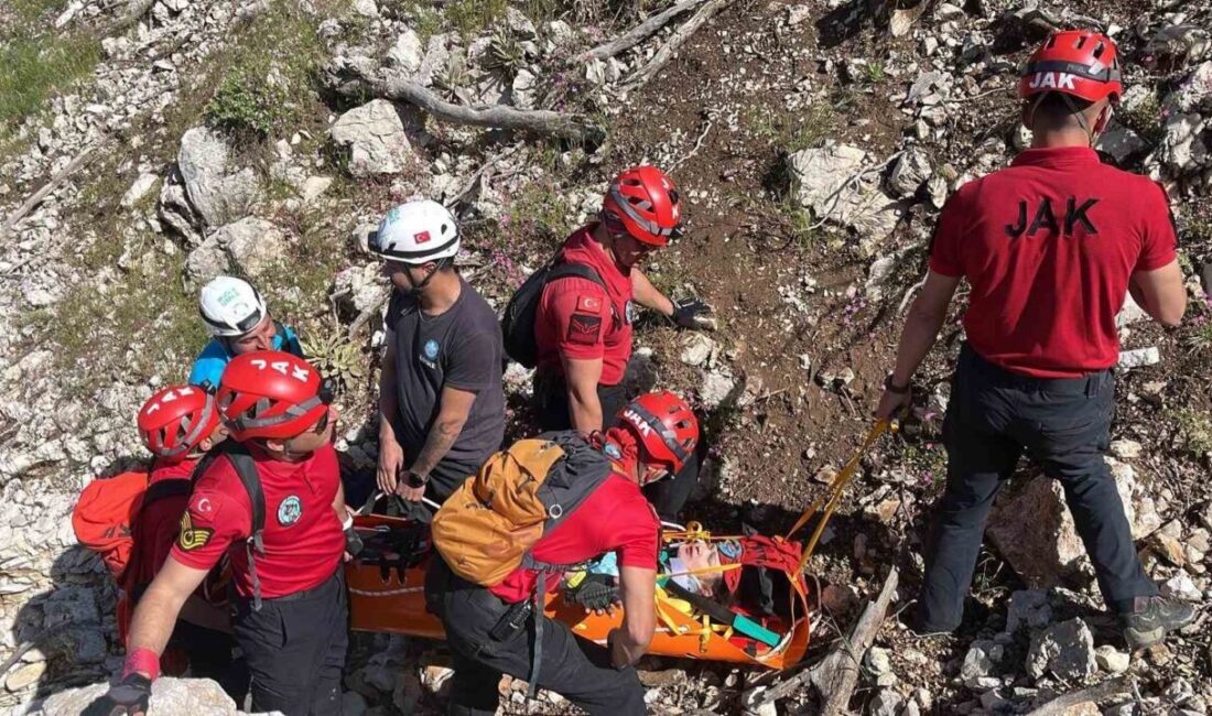 Muğla’nın Fethiye ilçesinde, Babadağ’ın 1700 metrelik pistinden yamaç paraşütü yaparken
