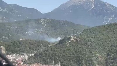 Muğla’nın Fethiye ilçesindeki ormanlık alanda çıkan yangına hem havadan hem