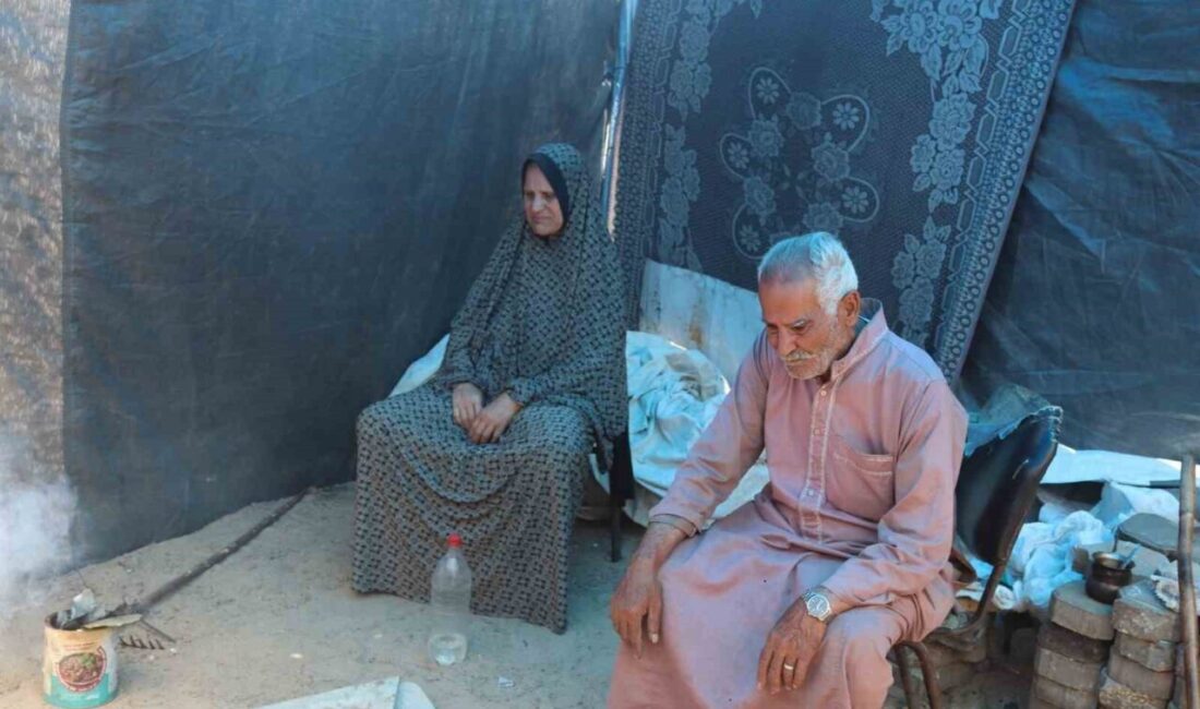 Filistinli Fayez El-Masri, İsrail’in Gazze Şeridi’ne yönelik saldırıları sebebiyle yerinden