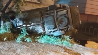 Giresun’da, freni boşalan bir hafif ticari araç, apartman boşluğuna takla