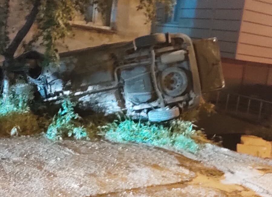 Giresun’da, freni boşalan bir hafif ticari araç, apartman boşluğuna takla