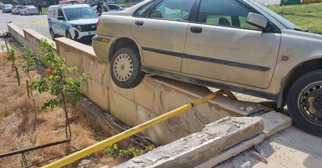 Kütahya’nın Gediz ilçesinde, park halindeyken freni boşalan bir otomobil, bir