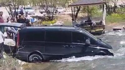 Bozkır ilçesinde, freni boşalarak çaya giren minibüs traktör yardımıyla kurtarıldı.