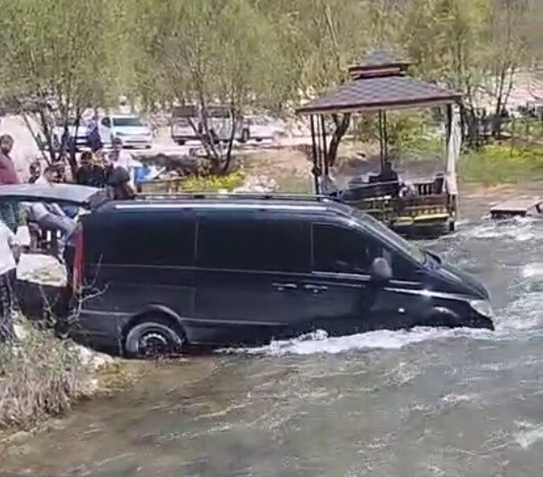 Bozkır ilçesinde, freni boşalarak çaya giren minibüs traktör yardımıyla kurtarıldı.