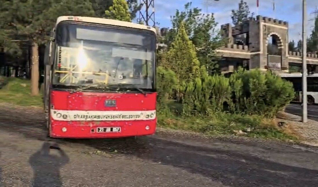 Sur ilçesindeki Dicle Üniversitesi girişinde meydana gelen olayda, halk otobüsünün