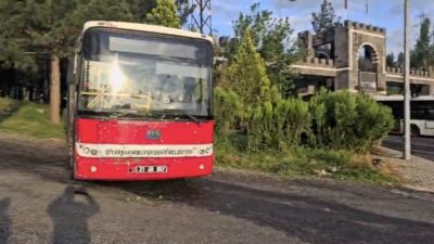 Sur ilçesindeki Dicle Üniversitesi girişinde meydana gelen olayda, halk otobüsünün