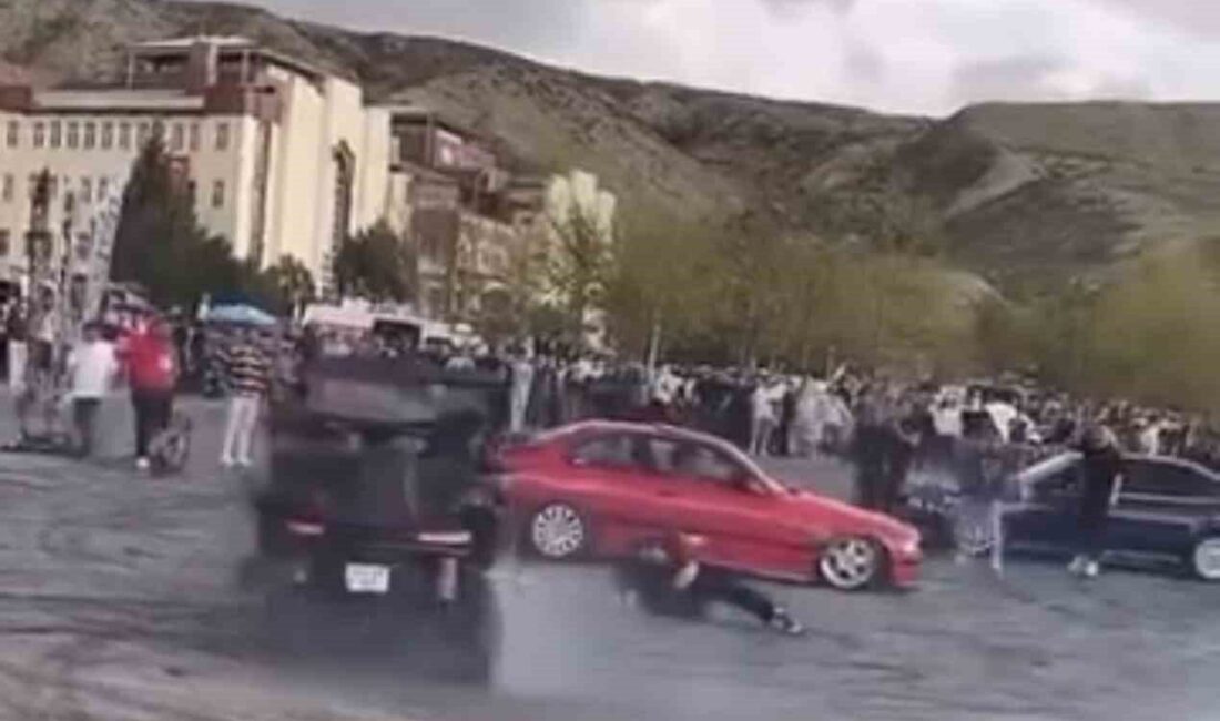 Çankırı’daki bir modifiyeli araç etkinliğinde, otomobilin drift yaptığı sırada görevli