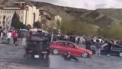 Çankırı’daki bir modifiyeli araç etkinliğinde, otomobilin drift yaptığı sırada görevli