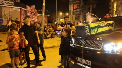Adana’nın Kozan ilçesinde, Galatasaray’ın 26. şampiyonluğunu kutlayan taraftarlar arasında ilginç