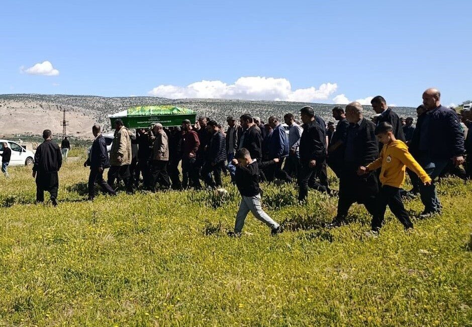 Gaziantep’in Yavuzeli ilçesinde bir dedenin geri manevra yaparken aracının altında