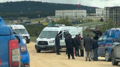 Gaziantep’te, bir kişi ormanlık alanda park etmiş bir araç içerisinde,