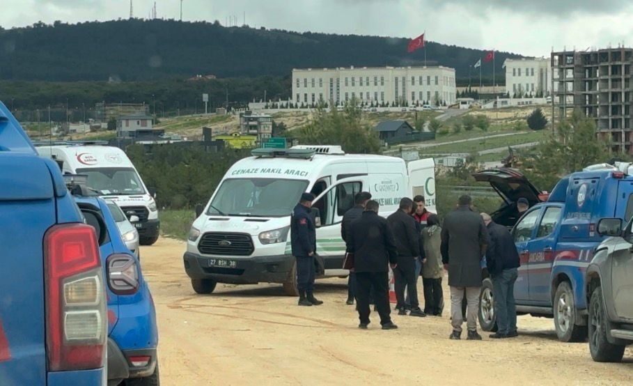 Gaziantep’te, bir kişi ormanlık alanda park etmiş bir araç içerisinde,