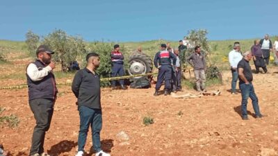 Nizip ilçesinde bir çiftçi, fıstık tarlasını sürmek için kullandığı traktörün