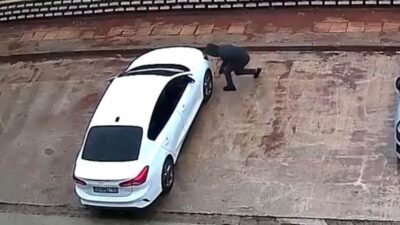 Gaziantep’te, Şahinbey ilçesindeki Güneyşehir Mahallesi 6.Etap’ta, park halindeki 2 aracın
