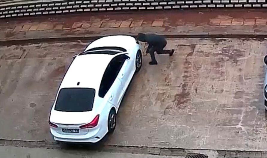 Gaziantep’te, Şahinbey ilçesindeki Güneyşehir Mahallesi 6.Etap’ta, park halindeki 2 aracın