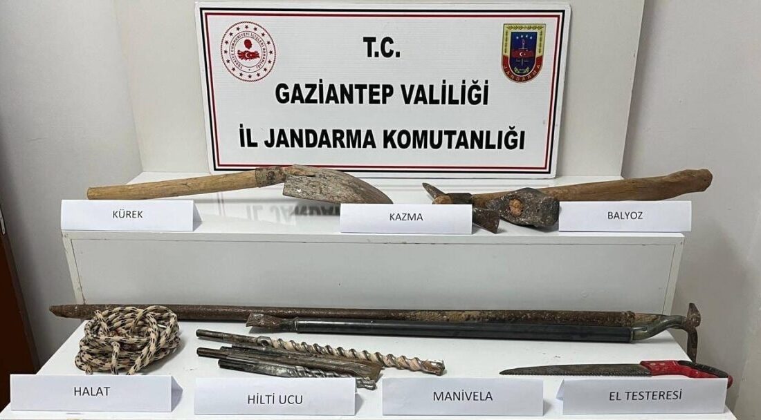 Gaziantep’te, define aramak amacıyla izinsiz kazı yaptıkları belirlenen 2 kişi,
