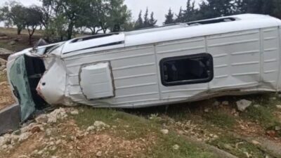 Gaziantep’te yaşanan bir trafik kazasında, işçi servisi yol kenarındaki bariyerleri