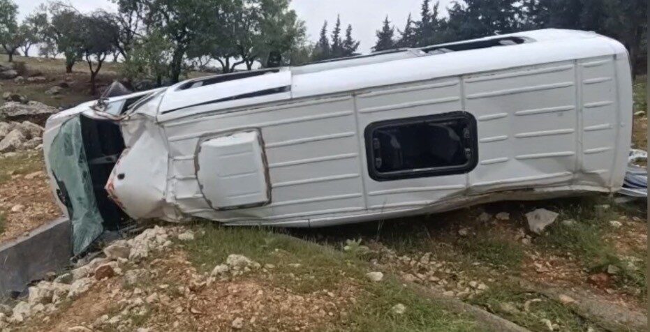 Gaziantep’te yaşanan bir trafik kazasında, işçi servisi yol kenarındaki bariyerleri