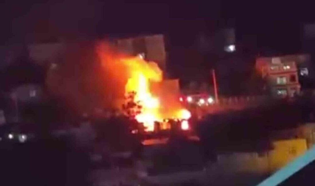 Kocaeli’nin Dilovası ilçesinde meydana gelen yangında, gecekondu evinin mutfak tüpü