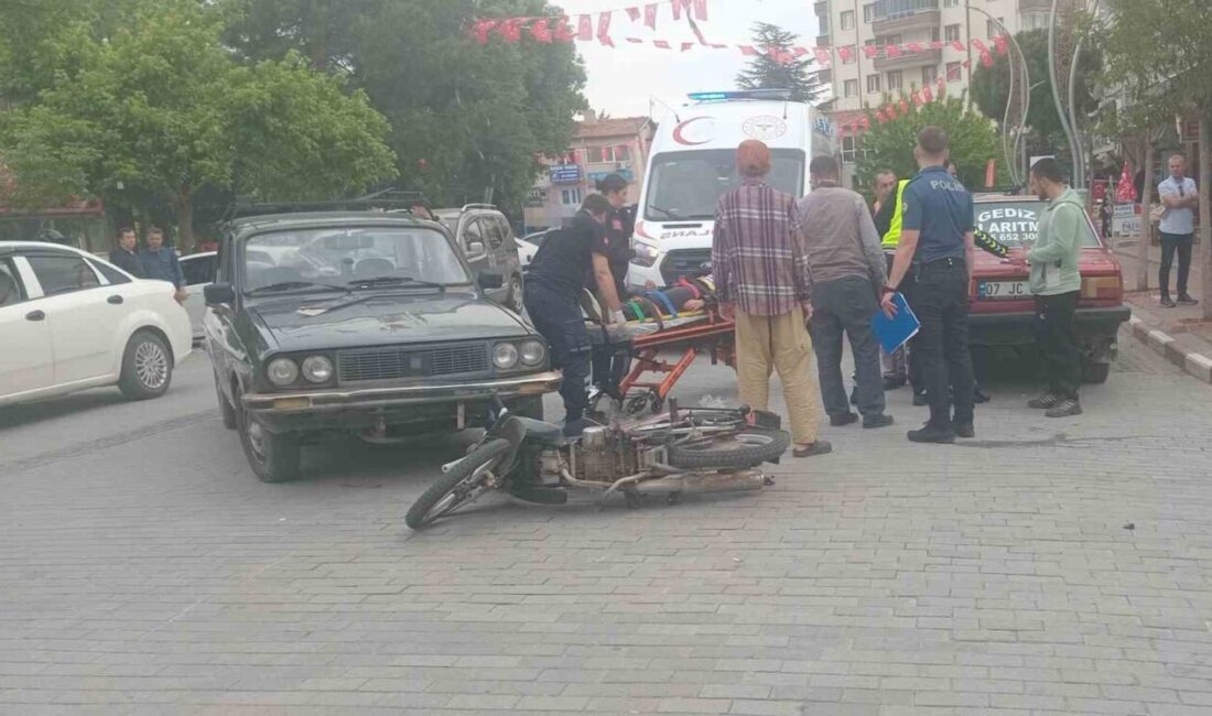 Gediz ilçesinde meydana gelen trafik kazasında, otomobil ile motosiklet çarpıştı.